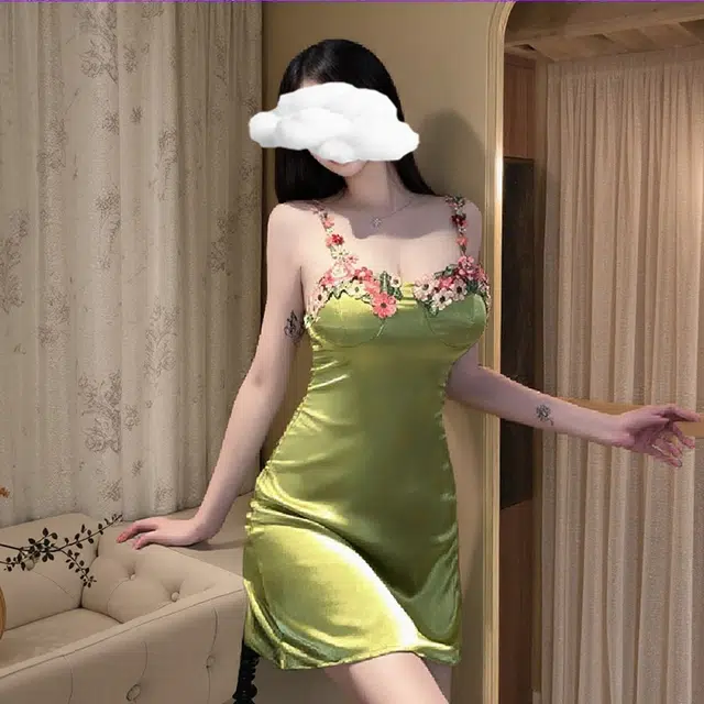 欧利皇  甜辣纯欲风刺绣缎面碎花吊带连衣裙女夏纯欲收腰显瘦包臀裙子