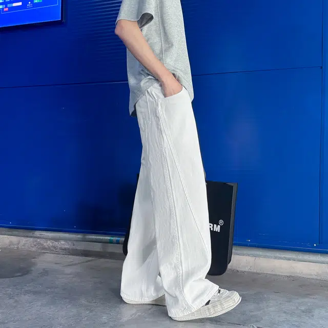 北欧攻略 高品质极简老钱风痞帅松弛感舒适透气亲肤直筒牛仔裤 男女同款