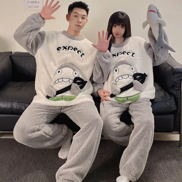 俏韵 圆领卡通冬季加绒保暖简约长袖长裤甜美可爱舒适家居服可外穿睡衣套装 男女同款