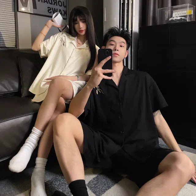 俏韵 简约亲肤舒适带胸垫翻领短袖休闲可外穿睡衣套装 男女同款