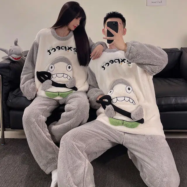 俏韵 圆领卡通冬季加绒保暖简约长袖长裤甜美可爱舒适家居服可外穿睡衣套装 男女同款