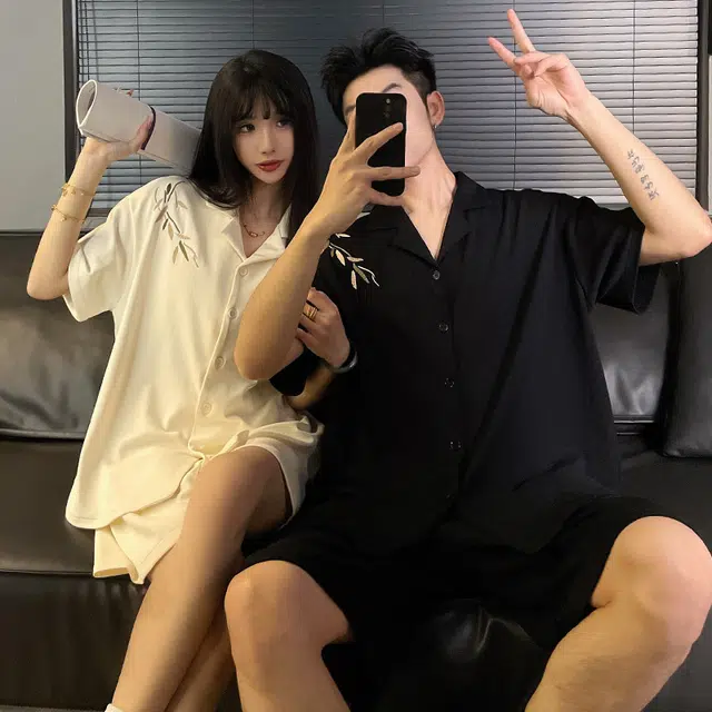 俏韵 简约亲肤舒适带胸垫翻领短袖休闲可外穿睡衣套装 男女同款