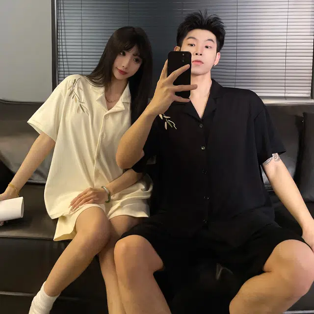 俏韵 简约亲肤舒适带胸垫翻领短袖休闲可外穿睡衣套装 男女同款