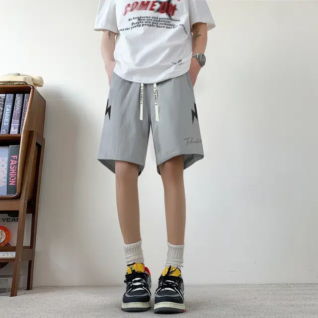 图兰朵 夏季冰丝凉感透气美式复古高街多巴胺色系星星字母高级感中腰垂感柔软不硬亲肤舒适日常通勤直筒运动休闲短裤 男女同款