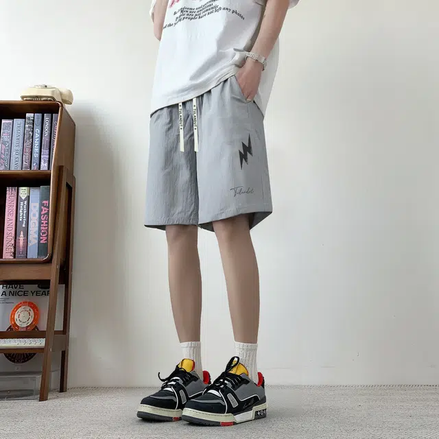 图兰朵 夏季冰丝凉感透气美式复古高街多巴胺色系星星字母高级感中腰垂感柔软不硬亲肤舒适日常通勤直筒运动休闲短裤 男女同款