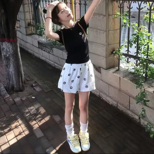 爱肯 美式潮流时尚狗爪印花设计款松紧高腰宽松舒适亲肤透气简约基础百搭直筒阔腿居家户外运动薄款通勤三分休闲短裤 男女同款
