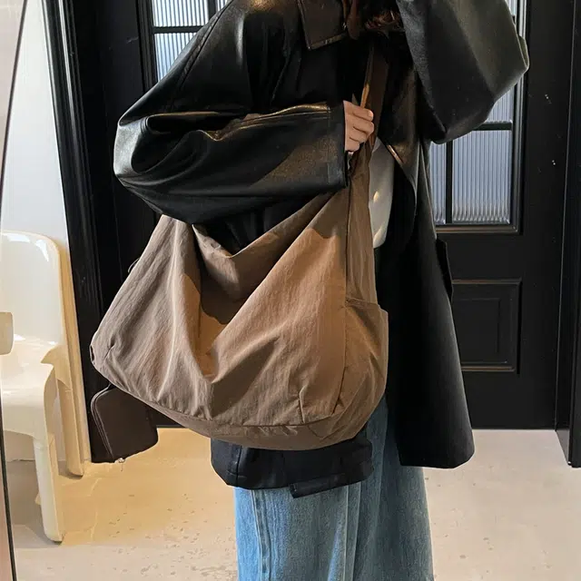 雅鹿 慵懒风简约百搭休闲通勤包百搭大容量 尼龙 斜挎包单肩包 男女同款情侣款 咖色/黑色/卡其色/蓝色/绿色