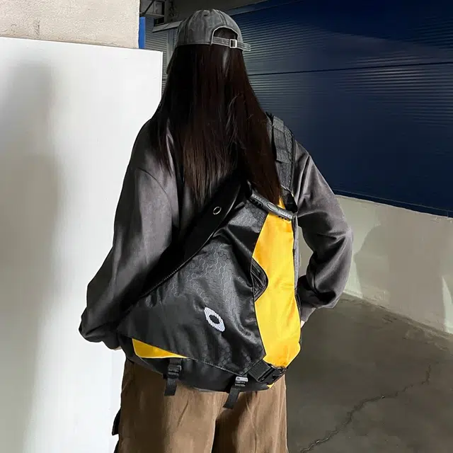 雅鹿 时尚简约潮流 尼龙 单肩斜挎胸包 常规 男女同款情侣款 红色/黄色/黑色
