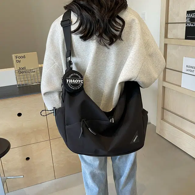 雅鹿 潮流日系休闲百搭运动 尼龙 单肩斜挎包 常规 男女同款情侣款 米白色/黑色/灰色/浅蓝色