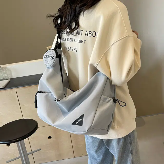 雅鹿 潮流日系休闲百搭运动 尼龙 单肩斜挎包 常规 男女同款情侣款 米白色/黑色/灰色/浅蓝色