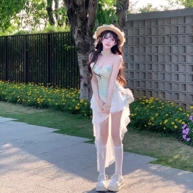 敲模女孩 甜美风立体花朵设计感修身收腰吊带上衣纯欲高腰不规则蕾丝拼接短裙裙装套装 女款