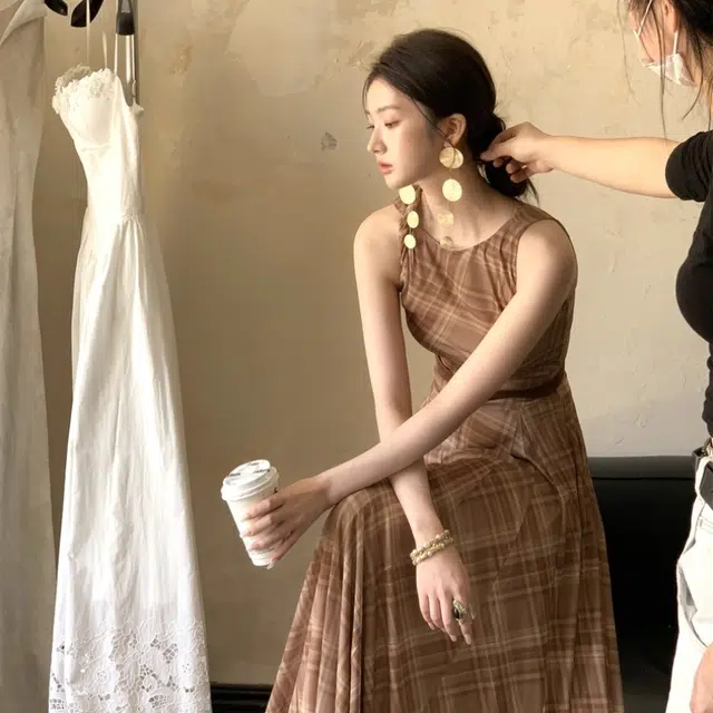 敲模女孩 法式慵懒风复古格纹设计感修身收腰大裙摆高腰气质高级感无袖连衣裙 女款