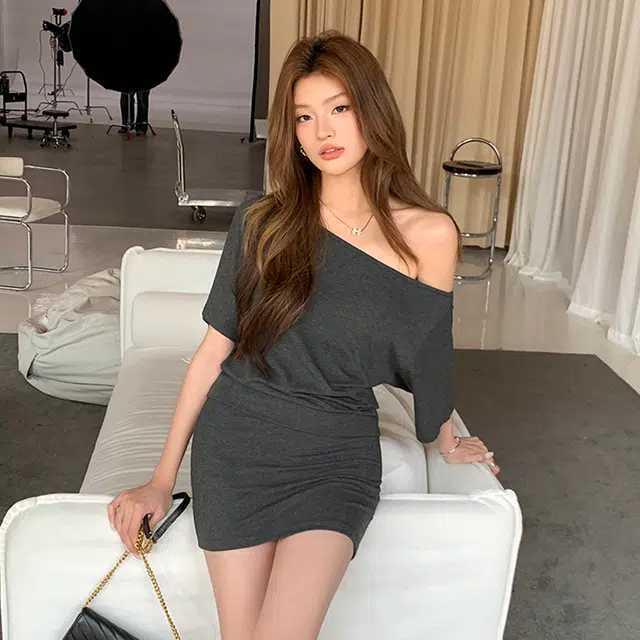 敲模女孩 纯欲风辣妹设计感斜肩性感露肩气质收腰包臀短袖连衣裙 女款