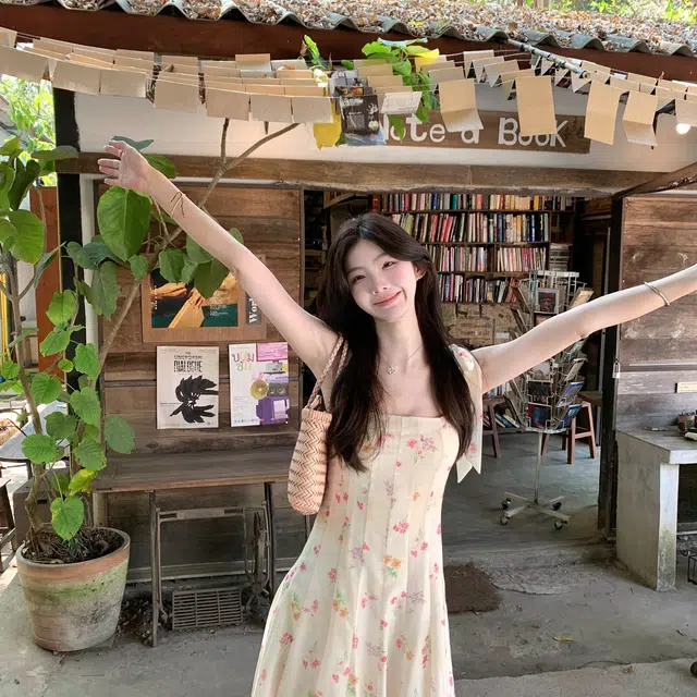 敲模女孩 法式纯欲风甜美气质蝴蝶结设计感碎花收腰度假风大群摆吊带连衣裙 女款 杏色