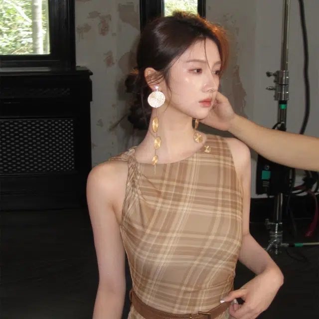 敲模女孩 法式慵懒风复古格纹设计感修身收腰大裙摆高腰气质高级感无袖连衣裙 女款