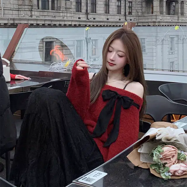 敲模女孩 纯欲风氛围感一字肩露肩飘带系带蝴蝶结宽松长袖针织衫 女款