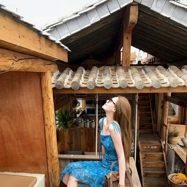 敲模女孩 茶歇复古法式纯欲风辣妹气质百搭不规则碎花收腰修身吊带连衣裙 女款