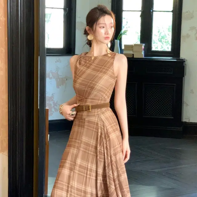 敲模女孩 法式慵懒风复古格纹设计感修身收腰大裙摆高腰气质高级感无袖连衣裙 女款