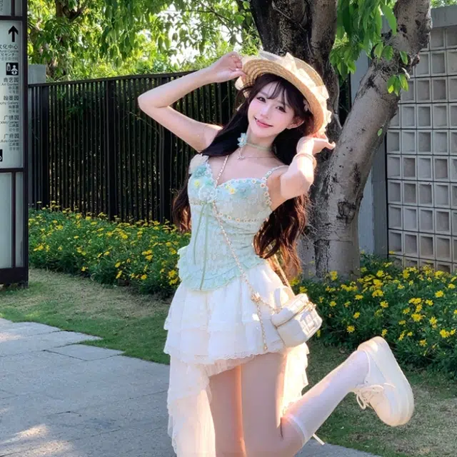 敲模女孩 甜美风立体花朵设计感修身收腰吊带上衣纯欲高腰不规则蕾丝拼接短裙裙装套装 女款