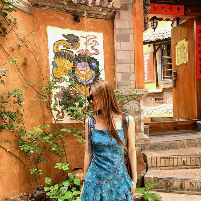 敲模女孩 茶歇复古法式纯欲风辣妹气质百搭不规则碎花收腰修身吊带连衣裙 女款