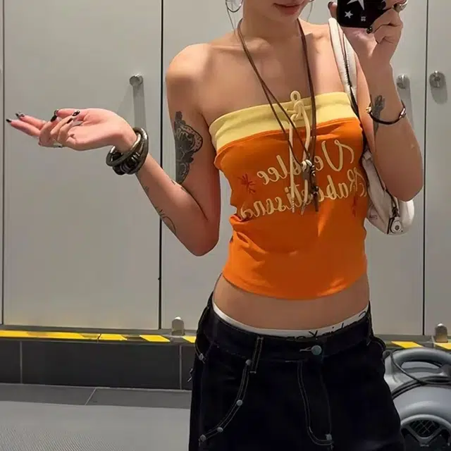 敲模女孩 美式复古辣妹多巴胺穿搭字母印花设计感一字肩抹胸上衣背心 女款