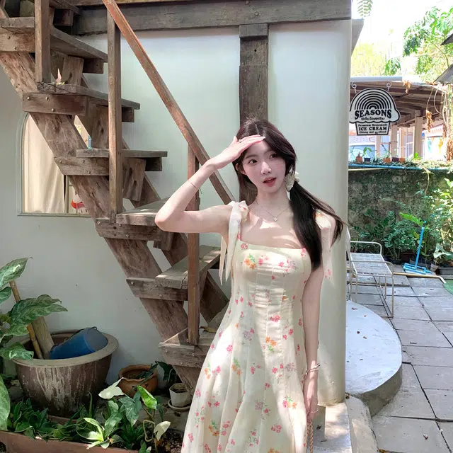 敲模女孩 法式纯欲风甜美气质蝴蝶结设计感碎花收腰度假风大群摆吊带连衣裙 女款 杏色