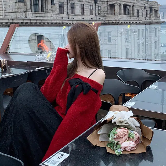 敲模女孩 纯欲风氛围感一字肩露肩飘带系带蝴蝶结宽松长袖针织衫 女款