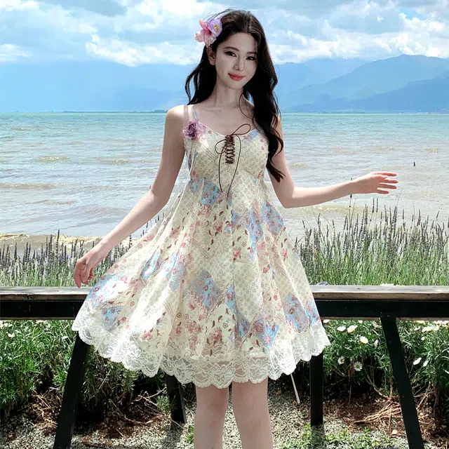 敲模女孩 法式纯欲风复古碎花蕾丝拼接收腰气质度假风吊带连衣裙 女款