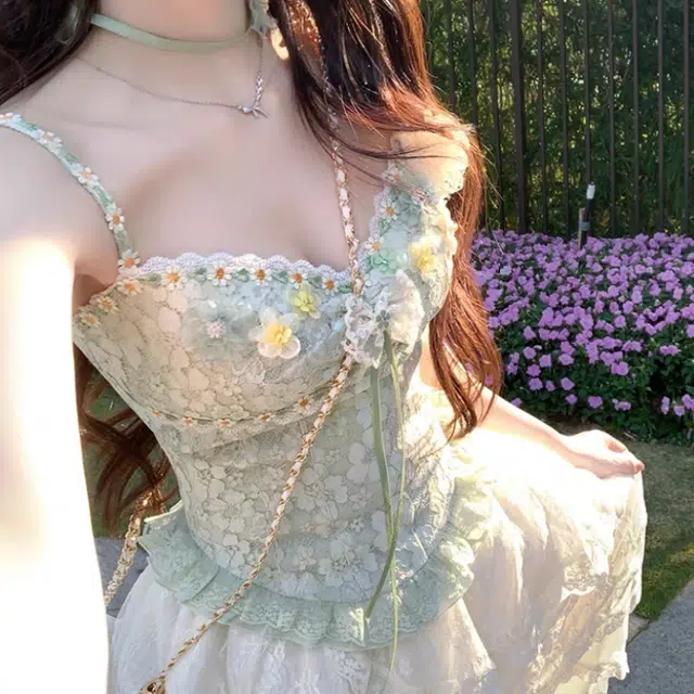 敲模女孩 甜美风立体花朵设计感修身收腰吊带上衣纯欲高腰不规则蕾丝拼接短裙裙装套装 女款