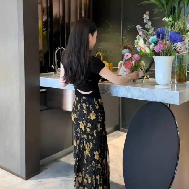 敲模女孩 纯欲风辣妹修身收腰短袖上衣高腰碎花不规则半身裙气质裙装套装 女款 黑色