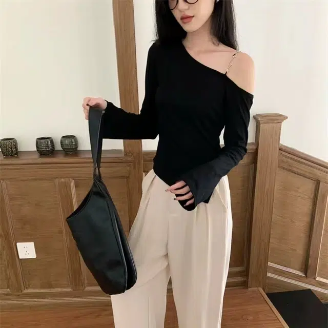 敲模女孩 纯欲风不规则斜肩辣妹设计纯色露肩长袖针织衫 女款