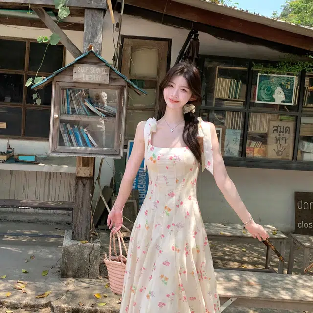 敲模女孩 法式纯欲风甜美气质蝴蝶结设计感碎花收腰度假风大群摆吊带连衣裙 女款 杏色