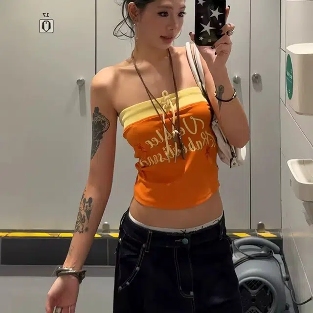 敲模女孩 美式复古辣妹多巴胺穿搭字母印花设计感一字肩抹胸上衣背心 女款