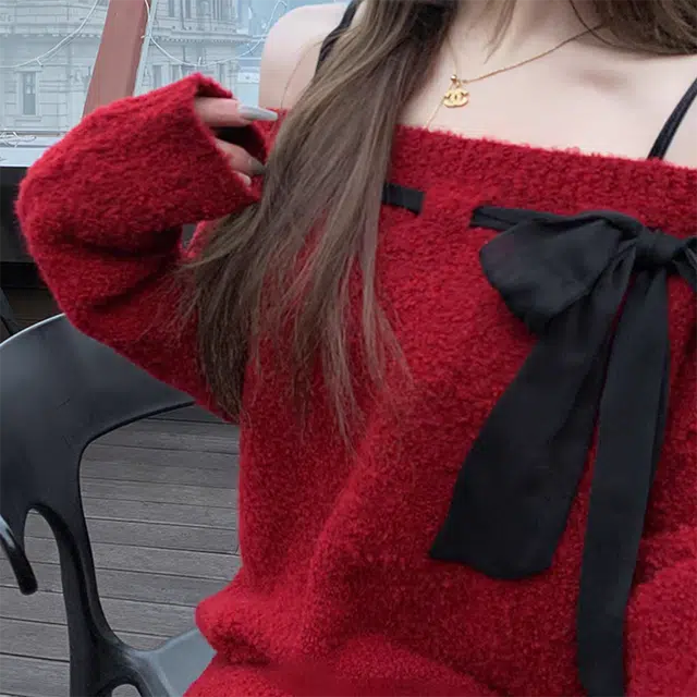 敲模女孩 纯欲风氛围感一字肩露肩飘带系带蝴蝶结宽松长袖针织衫 女款