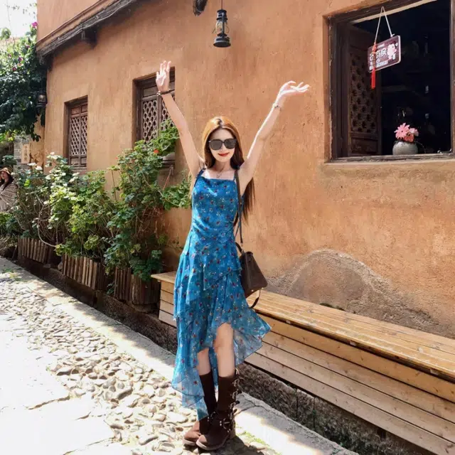 敲模女孩 茶歇复古法式纯欲风辣妹气质百搭不规则碎花收腰修身吊带连衣裙 女款