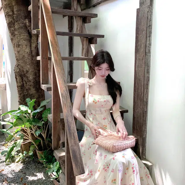 敲模女孩 法式纯欲风甜美气质蝴蝶结设计感碎花收腰度假风大群摆吊带连衣裙 女款 杏色