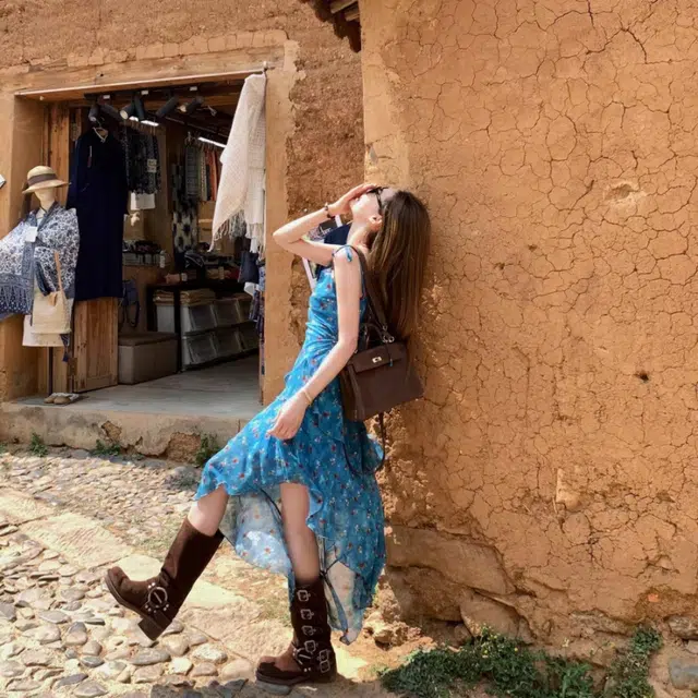 敲模女孩 茶歇复古法式纯欲风辣妹气质百搭不规则碎花收腰修身吊带连衣裙 女款