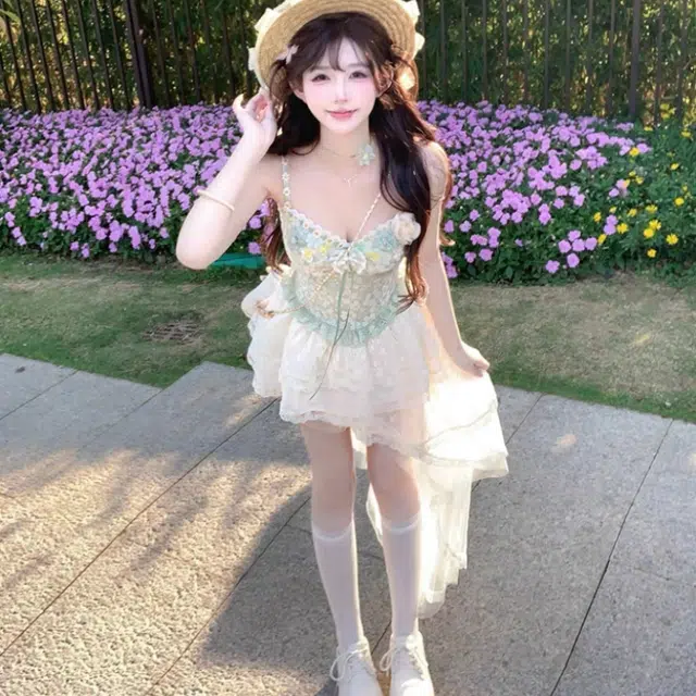 敲模女孩 甜美风立体花朵设计感修身收腰吊带上衣纯欲高腰不规则蕾丝拼接短裙裙装套装 女款