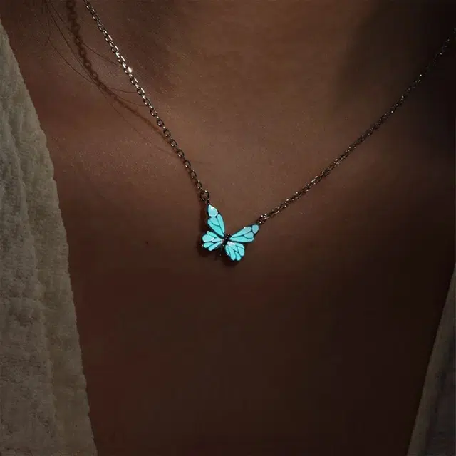【免费刻字】 福柚 发光 蝶光梦幻夜光灵蝶蝴蝶暗夜精灵锁骨链 恋爱轻奢浪漫九紫离火灵动精致#好运 合金 项链 女款