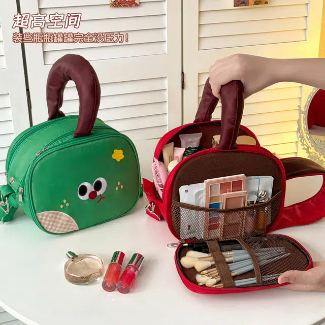 艾情草之恋美式苹果化妆包大容量旅行便携可斜挎护肤品相机收纳袋