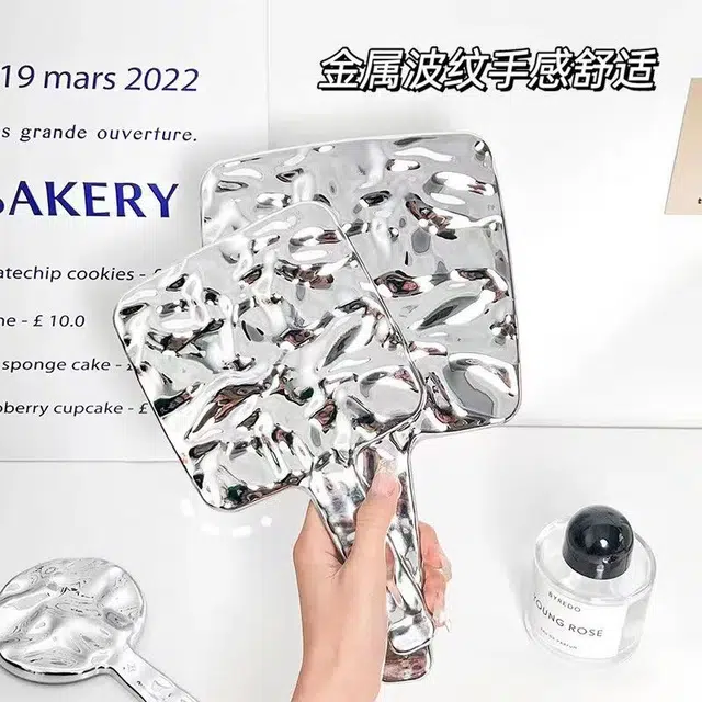 未来枫情 水波纹银色手持化妆镜公主家用风随身宿舍手柄