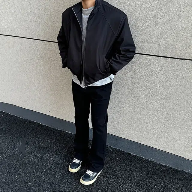 臣目 美式高街显瘦微喇裤子秋季修身窄版直筒裤弯刀牛仔裤 男女同款