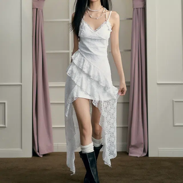 雾闪闪 高级纯欲风浪漫氛围感修身蕾丝不规则下摆开叉吊带连衣裙 女款 白色