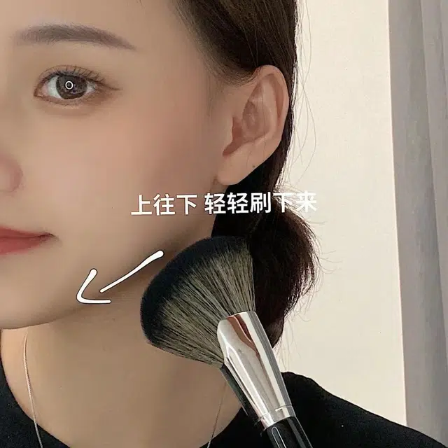 舒小奢  贴合下颌线修容刷侧脸阴影刷脸部散粉刷斜角刷轮廓修容散粉适用软毛亲肤侧脸轮廓镰刀形刷侧影修饰便携设计 定妆打底晕染柔软细节