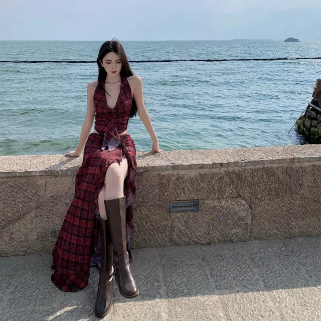 珠蒂美 甜辣穿搭海边度假风挂脖格子上衣开叉半身裙裙装套装 女款