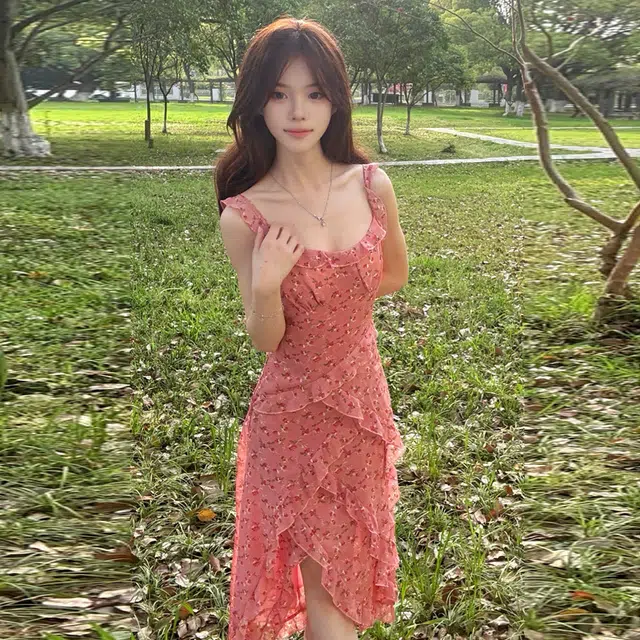 珠蒂美 后妈茶歇法式收腰显瘦设计感小众荷叶边碎花吊带连衣裙 女款 红色