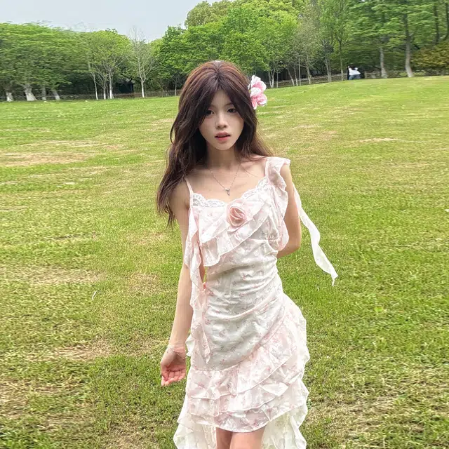 珠蒂美 甜辣穿搭纯欲不规则法式设计感腰显瘦绝美裙子碎花吊连衣裙 女款