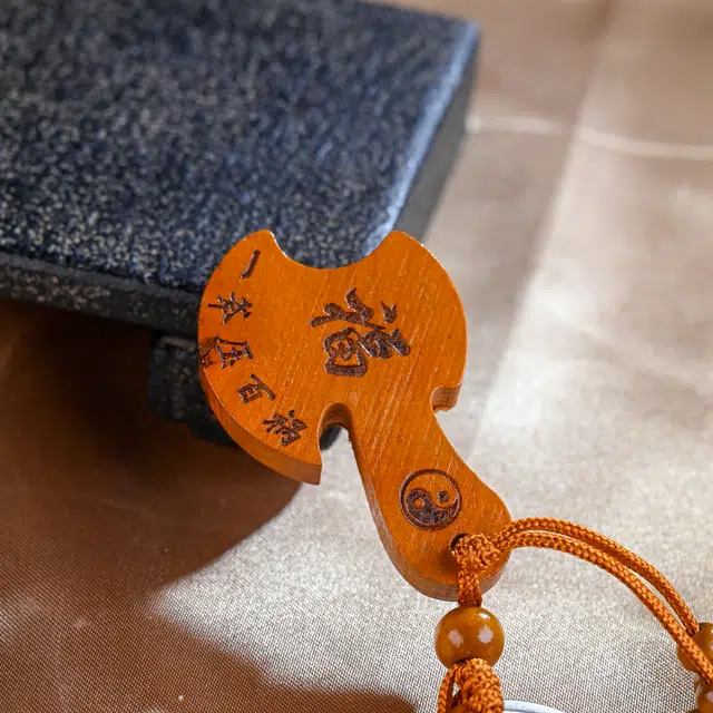 嫒柯 新中式国潮精致精品雕刻设计百搭复古文玩钥匙扣手机链车挂国风盘玩首饰前程什锦万事如意#好运 桃木 挂件 男女同款情侣款