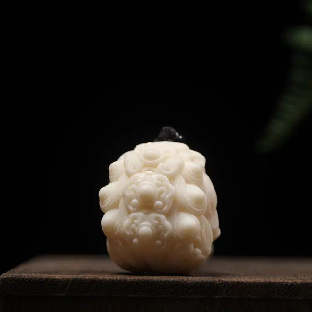 嫒柯 新中式国风国潮好运连连八方来财诸事顺遂轻奢百搭幸运湘工雕刻摆件车载来财#好运 象牙果 手把件 男女同款情侣款