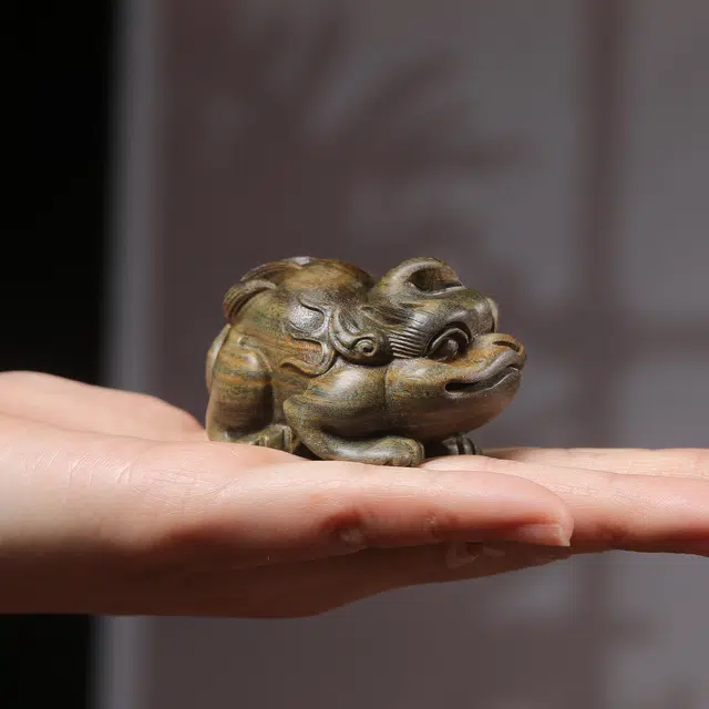 嫒柯 国潮新中式百搭轻奢高级创意吉祥物平安吉祥八方来财随身把玩#好运 绿檀 把件 男女同款情侣款